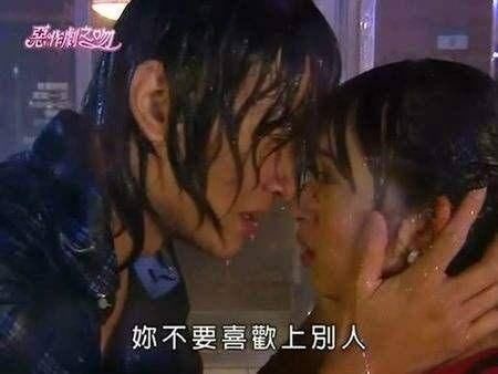  演员|《演员2》晏紫东小彩旗上演“拔丝吻戏”，网友崩溃：我还在吃饭呢！