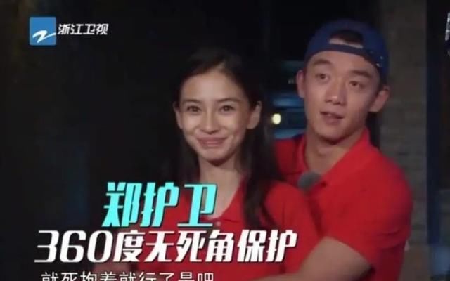  黄晓明|跑男baby跟嘉宾合影都是微笑脸，不是黄晓明，而是仅同台一次的他