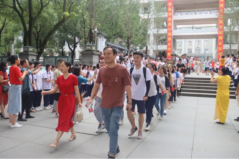  送考|乘风破浪高考日 盘点常德市二中爱心送考的那些美好画面！