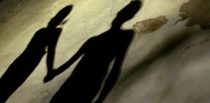  乌隆他尼府|男子在卧室发现可疑脚印怀疑妻子与哥哥有染，一怒之下将亲哥杀死