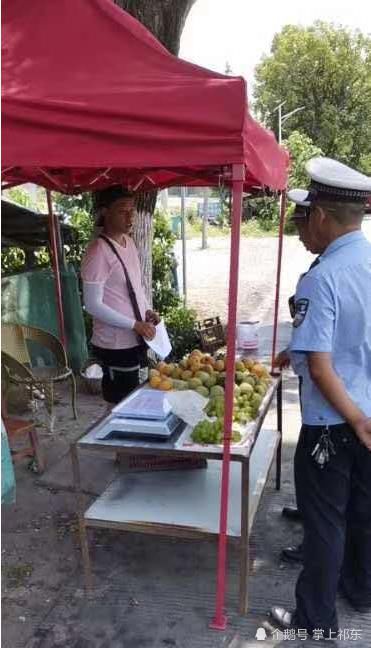  经营|道路两边摆摊经营存安全隐患，祁东交警耐心劝导收摊离开