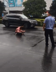 看不清楚|搞笑GIF:哎呀,不好意思,泳镜上起雾,看不清楚,我再来一次