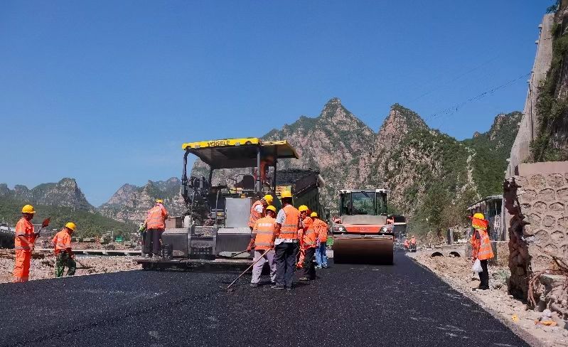 房山区涞宝路重要路段完成路面铺油工作