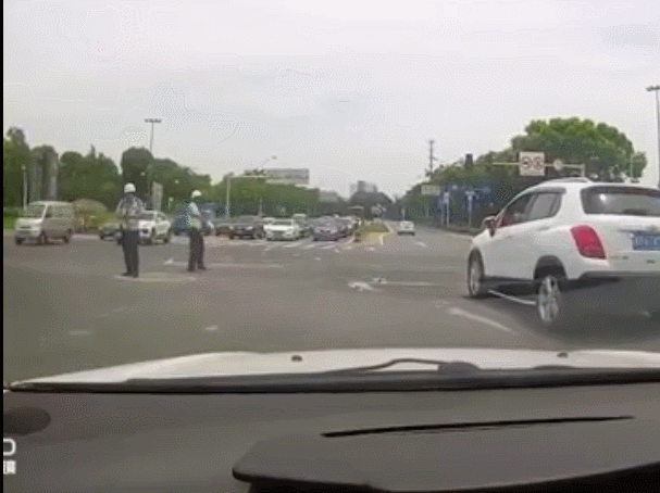 大哭|公交司机蓄意报复、痛失9000万男子大哭:总有一种爱温暖你