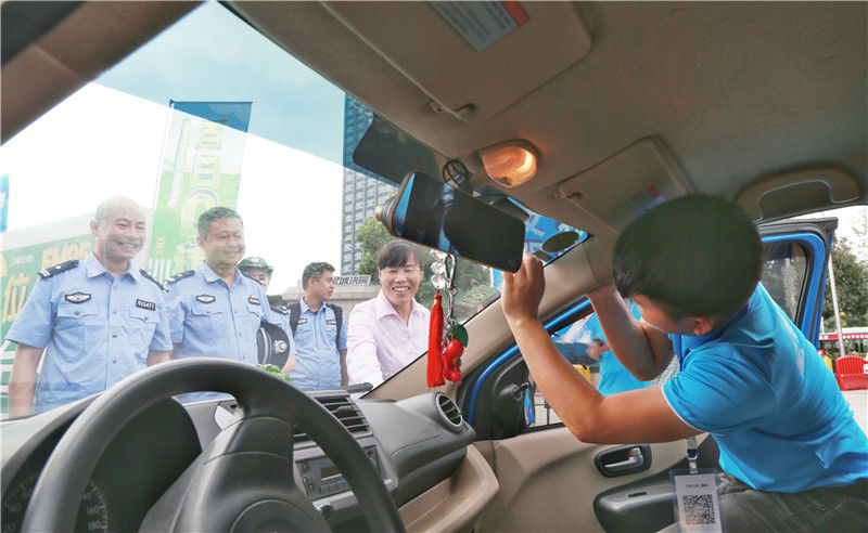 违法|27年零违法！湖南首张汽车“身份证”颁发给了她