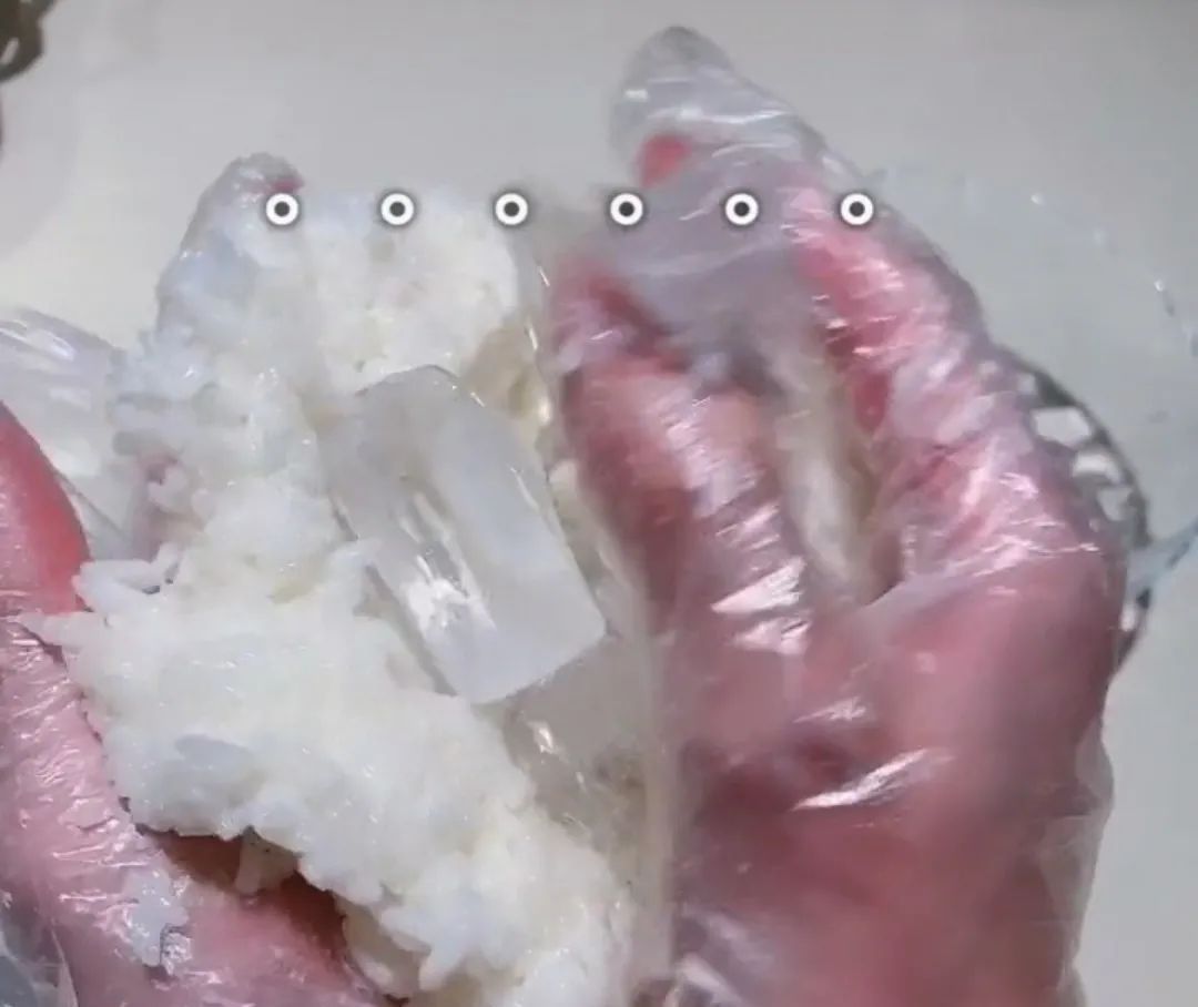  米饭|薛之谦厨房又调皮了！做饭假装好吃，旁边好友一语戳破