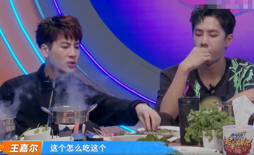  王一博|王嘉尔初学嗑瓜子，王一博露牙演示，两个铁憨憨要多笑几遍