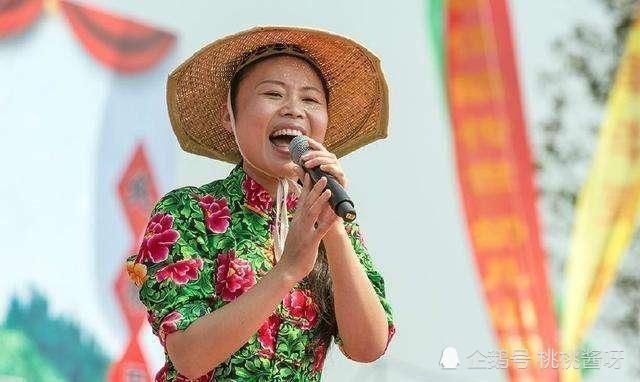  大道|从《星光大道》出道的草帽姐，为何沦落路边卖葡萄，原因值得深思