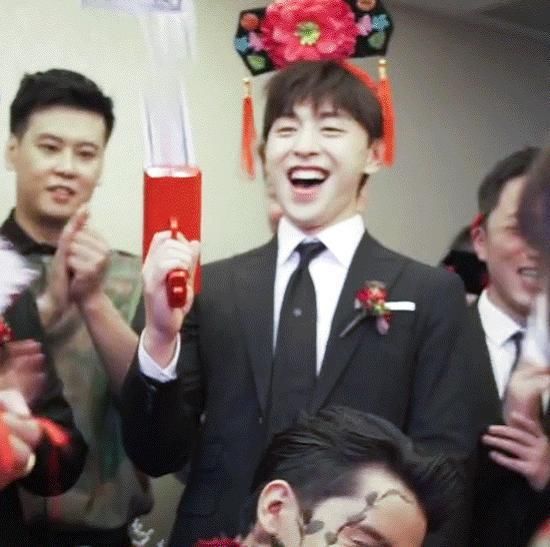 总裁|邓伦当伴郎又上热搜了,这次谁注意新郎的颜值,网友:霸道总裁