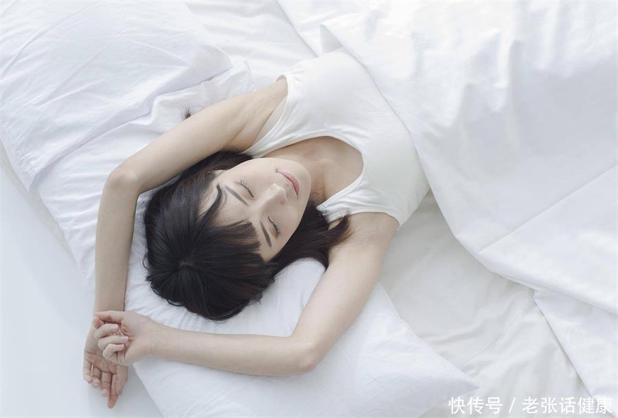 到了晚上10点就犯困身体有问题吗(晚上一到10点就犯困，早上5点就醒来，这是衰老了吗？)