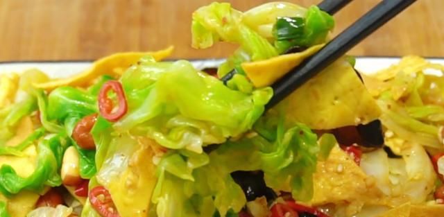 鸡蛋|1个包菜,加2个鸡蛋,营养美味,不用刀切不用炒,香辣开胃太过瘾