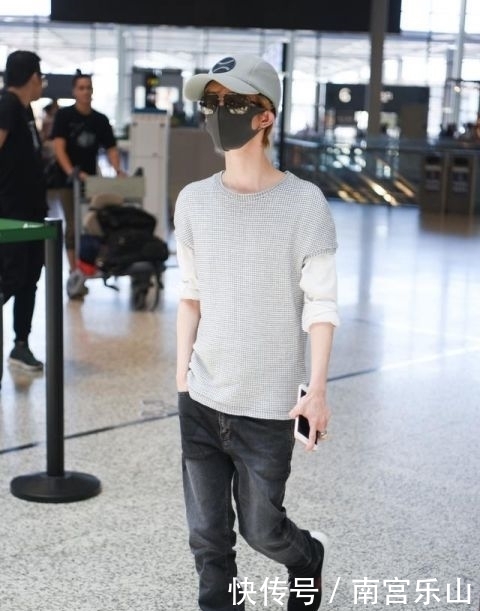 郭敬明|郭敬明用针织衫叠穿白卫衣,网友:他到底多高?