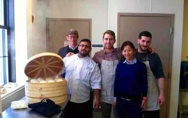 中国|开在美国的中国包子铺,最便宜菜包20元一个,顾客每天排长队购买