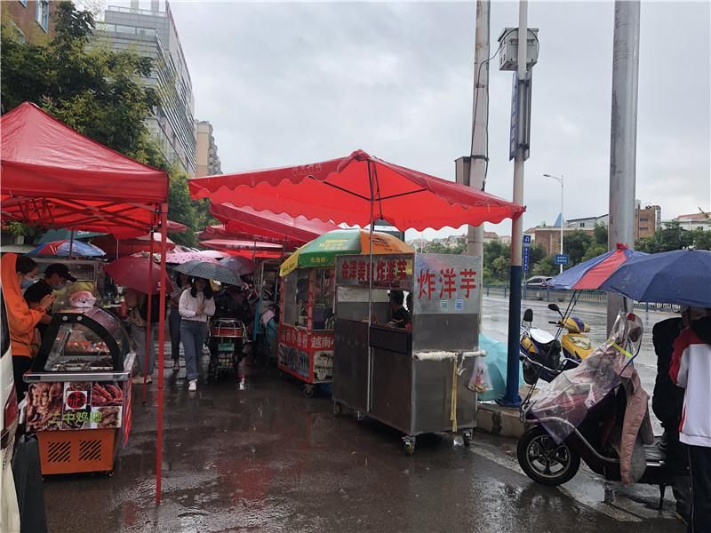  非机动车|回访：时隔一个多月 星耀路非机动车道仍有商贩摆摊