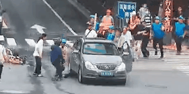  震撼|女子被压车底，这群“蓝精灵”一拥而上，场面超震撼！