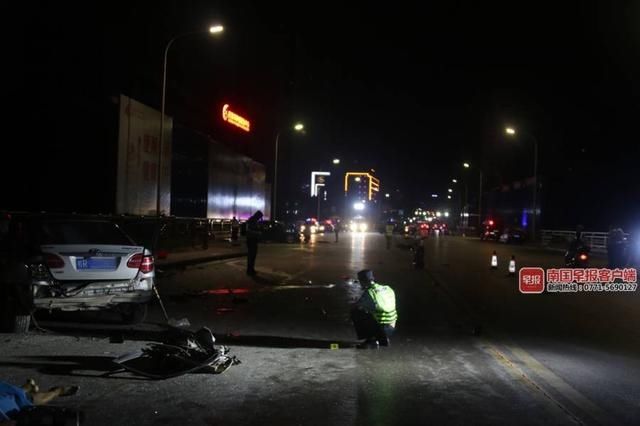 车头|2死4伤!贵港3车凌晨相撞,2辆小车车头直接撞碎