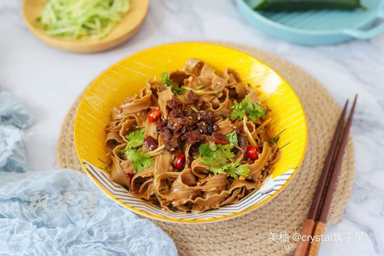 适合|牛肉酱拌刀削面，超简单一人食，特别适合懒人的吃法