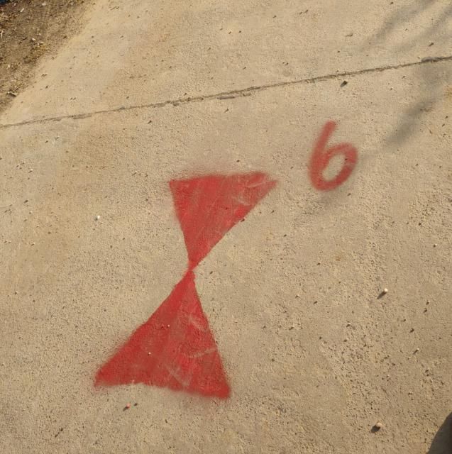  路上|“村口路上的标记是干嘛用的？”哈哈哈哈哈...把它全涂了会有人找你的！