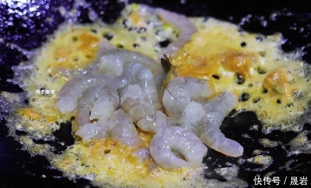 美味|喜欢吃豆腐的要收藏,加入咸蛋黄和虾仁这样煮,入味又鲜香美味