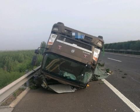  高速|青新高速一小货车爆胎后翻车 所幸未造成人员伤亡