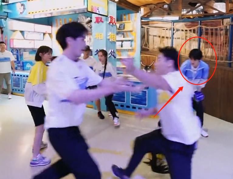  细节|郑恺秒撕蔡徐坤名牌，我却在关注蔡徐坤被撕后的举动，细节暴露人品