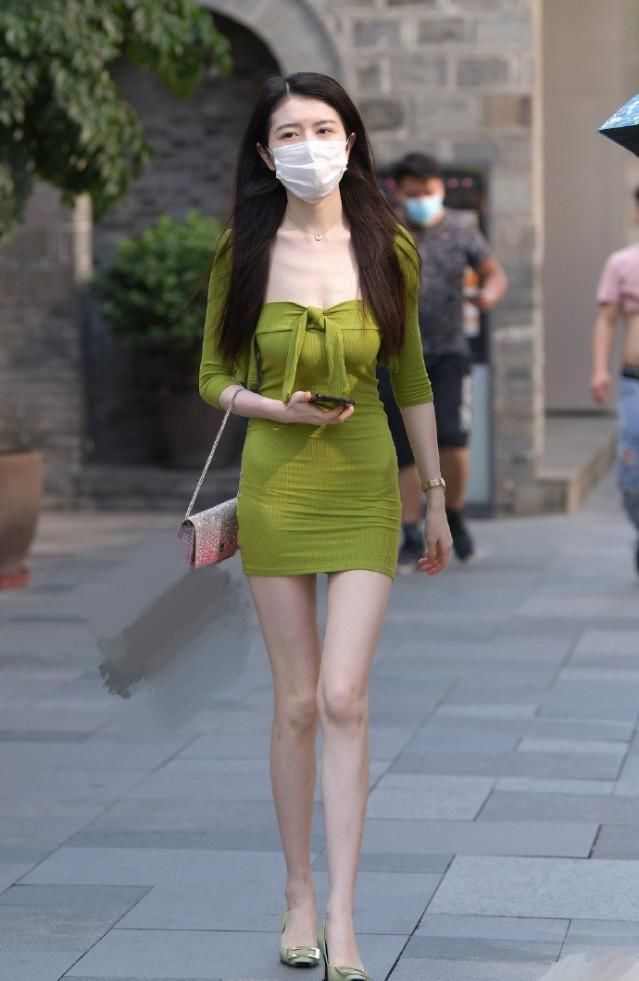  造型|虽然这裙子很“绿”, 但是却很有造型感, 特别适合成熟女人