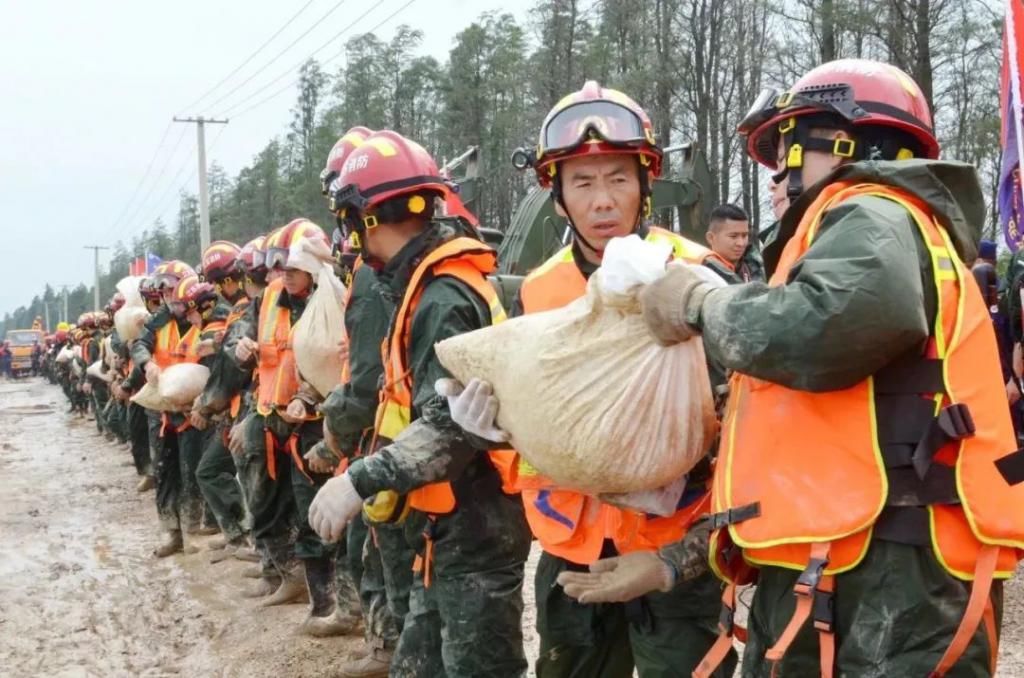  收下|【超燃】这组防汛图请收下！