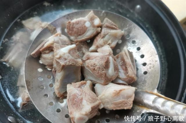 餐馆|怎样做红烧排骨能和餐馆的一样好,教你小窍门,味道不腥,颜色好