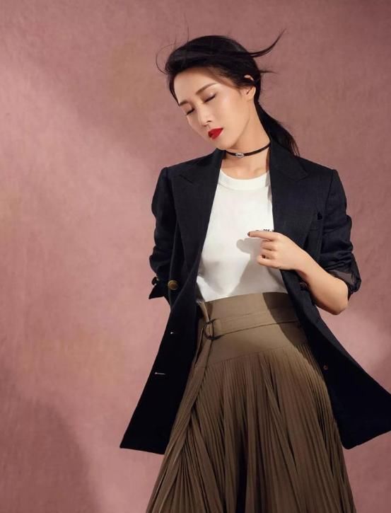 李念|李念穿衣真有气场，165身高只不过穿了高腰盖脚裙，女模范尽显