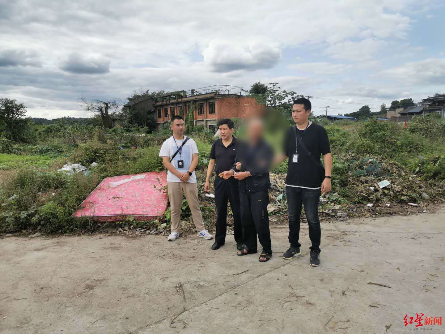 南充高坪警|借酒劲伤人致死！男子背负命案逃亡25年后落网，离家时襁褓中孩子现已成人
