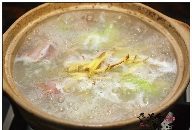  浸泡|新鲜的鱼肚与鱼肝，别人不要的食材，却是潮汕人煮汤的上好食材