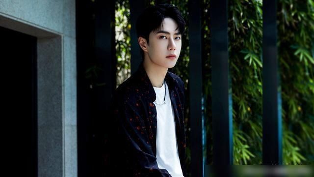  分饰|王一博一人分饰俩角《街舞》水舞台燃爆现场，《快本》呆萌游戏王