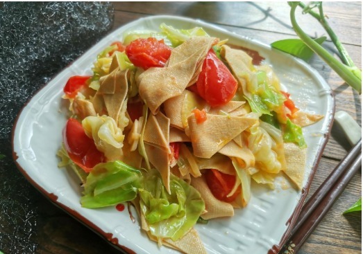 做法|把包菜和这两种食材一起搭配做，做法简单，清淡开胃，酸爽下饭