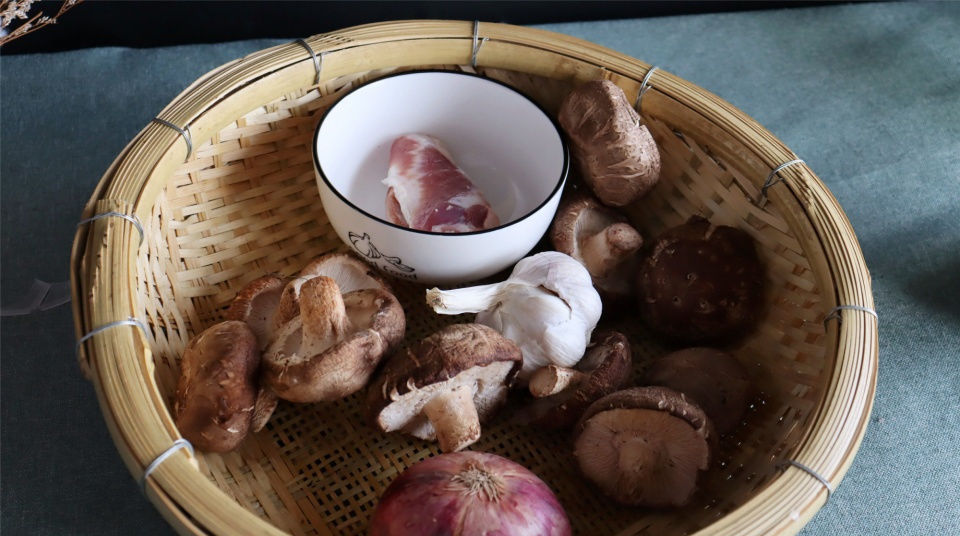  肉丁|自制香菇肉丁酱，拌啥都好吃，20元成本做一大碗，不用去超市买了