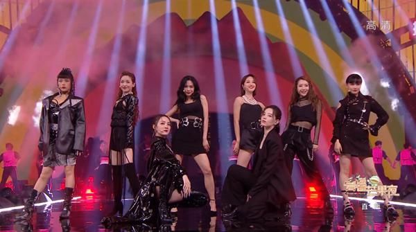  同台|万茜主持首秀闹笑话，抢话不断还暴露情商，自认跟何炅同台是他的荣幸