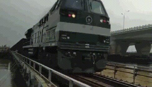 给出|洪水来袭 为何要把火车开到桥上停着?官方给出真相