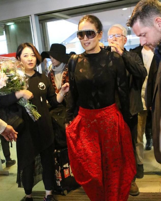 老公|巩俐穿“洞洞上衣”现身,55岁和大十几岁老公手牵手,越活越少女