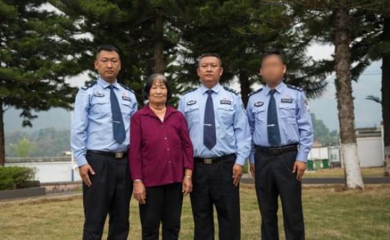  手雷|26年前他倒在毒贩手雷下，如今三个儿子都穿上了警服……