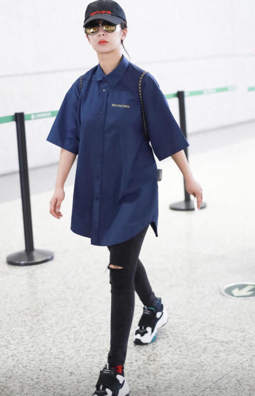  飒爽|杨紫走中性风太帅气！深蓝色衬衫配破洞裤干练酷炫，飒爽不羁