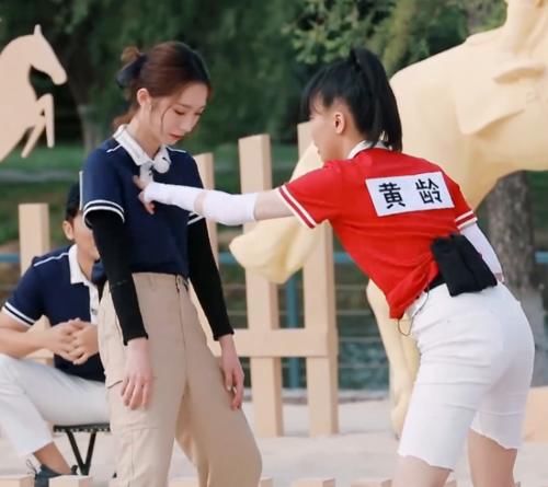 PK|孟美岐与黄龄PK,黄龄把她摔倒的那刻,看出真实基本功