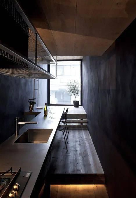  房爆|闪瞎眼：宽度不到1米的纸片房爆红全网！网友：真的能住人？