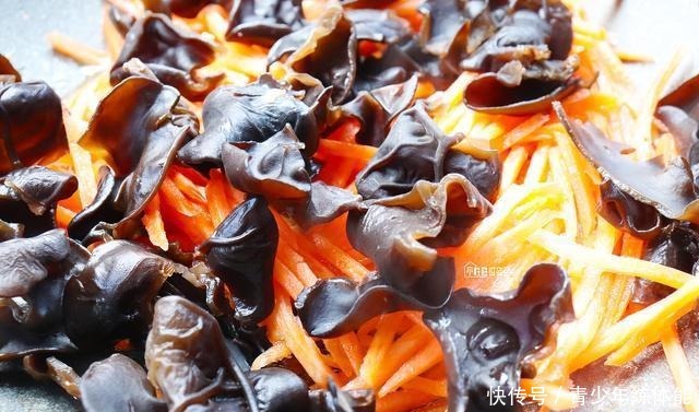 加点|炒鸡蛋时,直接下锅就错了,加点它一起炒,鸡蛋鲜嫩无腥味