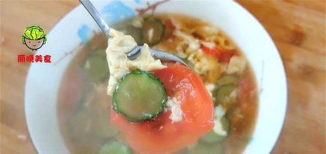  试试|黄瓜别凉拌了，试试这做法，淋入2个鸡蛋，营养又鲜嫩，太美味了