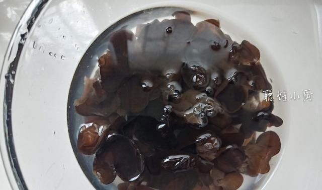  咬一口|北方人最拿手的面食，这做法薄皮大馅，咬一口劲道鲜香，总吃不腻