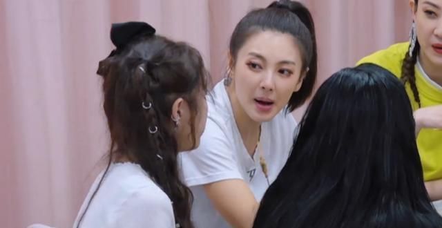  吃饭|淘汰三人, 就她被留下吃饭, 黄圣依张雨绮争着签她, 她人缘有多好