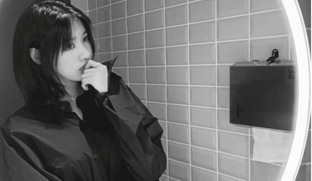 夜光|汪峰大女儿深夜坐屋顶,穿夜光裤像围了一排灯,表情凝重似有心事