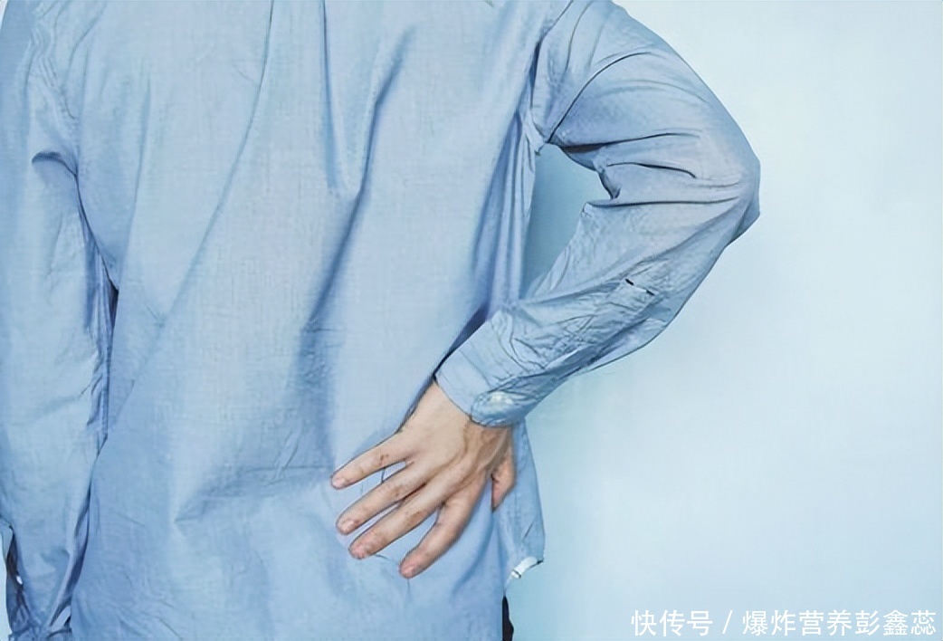 后背疼痛是哪三种病的前兆(后背疼痛预示着和多种疾病相关，别再认为是简单的衰老了，要注意)