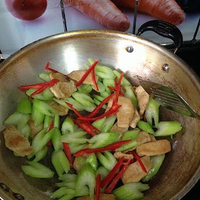  蛋白|西芹炒花生蛋白片