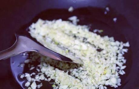  锅里|炒茄子先放油是不对的，学会饭店的做法，软嫩不油腻 收藏了