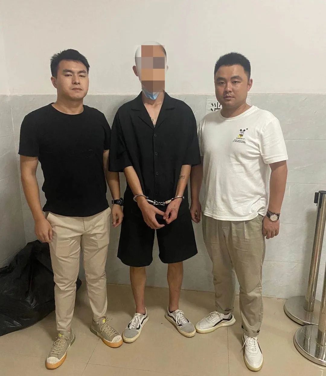  盗窃|孝岗何某入室盗窃当场被抓！